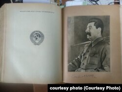 იოსებ სტალინი წიგნში "მსოფლიოს დღე"