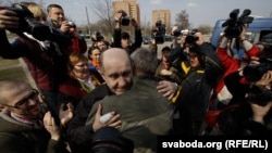 Зьміцер Бандарэнка і Андрэй Саньнікаў на «Ўсходнім» аўтавакзале.