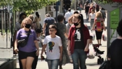 Люди на улице в Ереване. 10 сентября 2020 года.