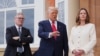 Predsednik SAD-a Donald Trump, u sredini, razgovara s medijima dok se pozdravlja s britanskim premijerom Keirom Starmerom, lijevo, i njegovom suprugom Victorijom u Turnberryju u Škotskoj.