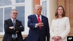 Predsednik SAD-a Donald Trump, u sredini, razgovara s medijima dok se pozdravlja s britanskim premijerom Keirom Starmerom, lijevo, i njegovom suprugom Victorijom u Turnberryju u Škotskoj.
