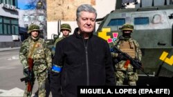 Пятый президент Украины Петр Порошенко с украинскими военными. Киев, 18 марта 2022 года