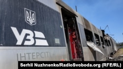 Маршрути можуть бути комбінованими, але скасувань не передбачається, наголосили в «Укрзалізниці» (на архівному фото – пошкоджений російськими обстрілами поїзд)