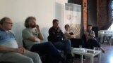 Мішэль Эльчаніноф (зь мікрафонам) выступае ў Менску