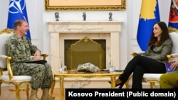 Predsednica Kosova Vjosa Osmani sa komandantom Združenih savezničkih snaga NATO-a u Napulju Stjuartom Munschom, Priština, 3. oktobar 2025.