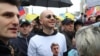 Рэпер Оксимирон (Мирон Фёдоров) в футболке в поддержку Егора Жукова