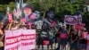 Manifestație la care participanții poartă portrete și pancarte cu prizonierii israelieni din Gaza din 7 octombrie 2023. 7 octombrie 2025.