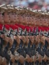 Kineski vojnici s puškama u rukama tokom parade povodom 80. godišnjice predaje Japana u Drugom svjetskom ratu, ispred Tiananmenske kapije u Pekingu, Kina, 3. septembra 2025.
