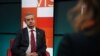 Ambasadori britanik në Kosovë, Jonathan Hargreaves, gjatë intervistës për Radion Evropa e Lirë në Prishtinë, më 26 shtator 2025.
