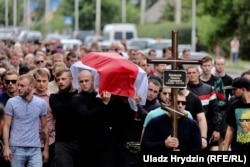 Ljudi prisustvuju sahrani Mikite Krijucua u Maladzečni 25. avgusta. Krijucu je nestao nakon protesta 12. avgusta a njegovo tijelo pronađeno je deset dana kasnije. Mnogo je nepoznanica oko uzroka njegove smrti, iako vlasti navode da se radilo o samoubistvu.