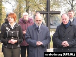 На вайсковых могілках зьлева направа: выканаўца абавязкаў старшыні СПБ Анжаліка Арэхва, Лукаш Абгаровіч, Анджэй Хадкевіч