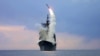 Lansarea unei rachete Tomahawk de pe un crucișător american, în timpul unui exercițiu naval. 