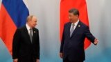 ჩინეთის ლიდერი სი ძინპინი ესალმება რუსეთის პრეზიდენტ ვლადიმირ პუტინს შანხაის თანამშრომლობის ორგანიზაციის (SCO) ფოტოსესიის შემდეგ