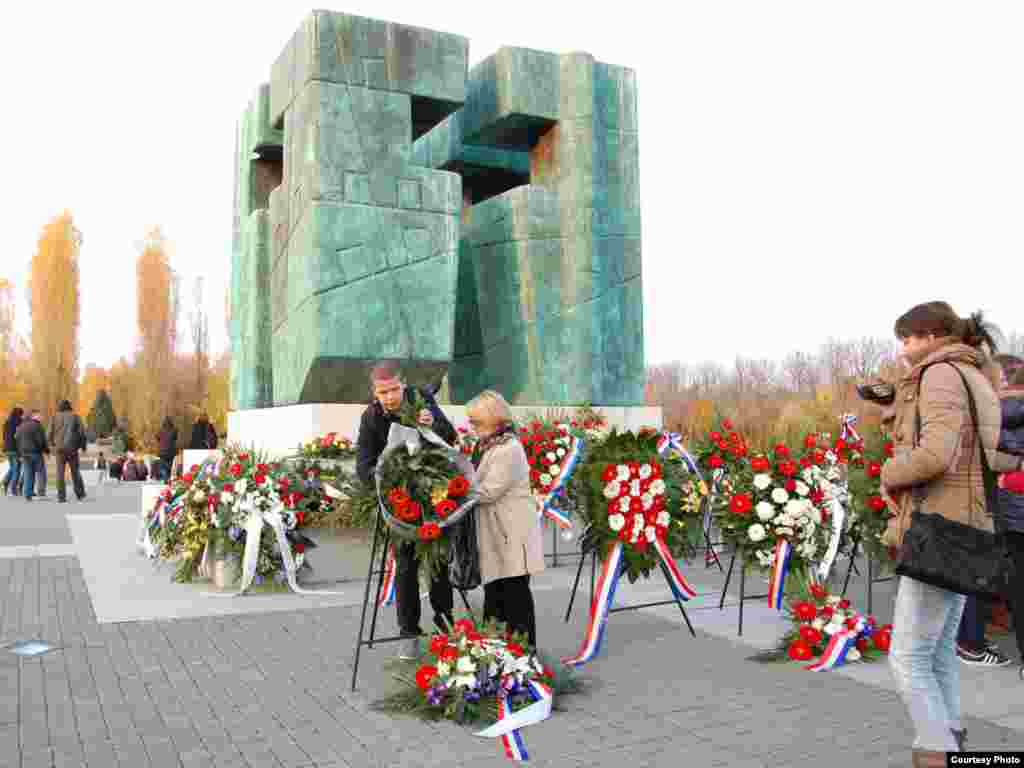 U organizaciji Građanske akcije Pančevo, mladi iz Srbije posetili su Vukovar i obišli spomen obeležja povodom 20 godina pada od tog grada, 17.11.2011. Foto: Vladimir Dimitrić