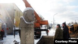 Дэмантаж помніка Леніну ў Слоніме. Фота «Газеты Слонімскай»