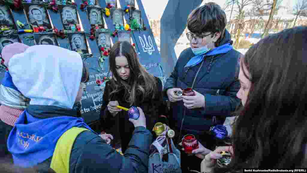 Дети зажгли лампадки у мемориала Небесной сотни 