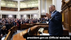 Президент Украины Петр Порошенко (справа) и народные депутаты после голосования в Верховной Раде о закреплении в Конституции курса Украины на ЕС и НАТО
