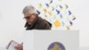 Një qytetar i Prishtinës duke votuar në zgjedhjet parlamentare të 9 shkurtit.