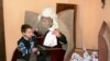 Товлис Бабуа (так в Грузии называют Деда Мороза) раздает подарки