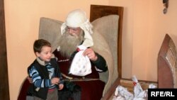 Товлис Бабуа (так в Грузии называют Деда Мороза) раздает подарки