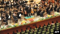 По словам Мета, оркестр согласился на сокращение гонорара вдвое – до 115 тысяч долларов за концерт