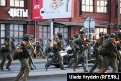 Naoružane snage sigurnosti nasilno tjeraju demonstrante u Minsku, 10. avgusta