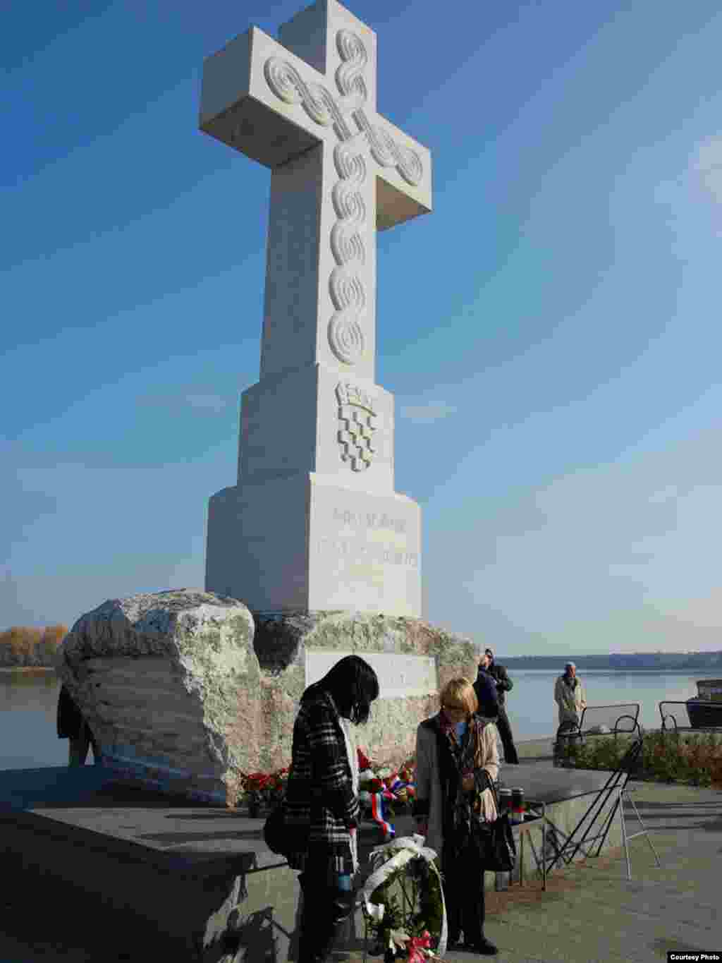 U organizaciji Građanske akcije Pančevo, mladi iz Srbije posetili su Vukovar i obišli spomen obeležja povodom 20 godina pada od tog grada, 17.11.2011. Foto: Vladimir Dimitrić