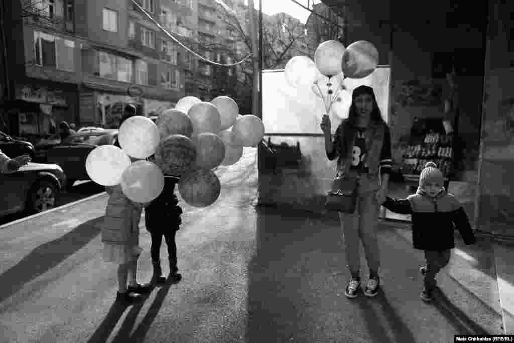 У Майи Чхалидзе была очевидный повод для фотографий. «Первого марта мы отмечали день рождения моей дочери. Возможно, вашей аудитории это неинтересно, но для меня это часть лучшей истории моей жизни».