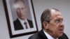 На фото міністр закордонний справ Росії Лавров на тлі портрета Путіна. Російська влада відкидає повернення Україні окупованих територій