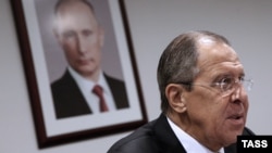 На фото міністр закордонний справ Росії Лавров на тлі портрета Путіна. Російська влада відкидає повернення Україні окупованих територій