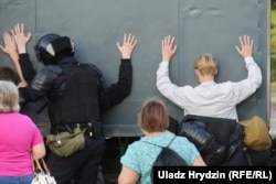 Kordon policije zatvara ljude u jednod od ulica u Minsku, nedaleko mjesta gdje je u protestima 10. avgusta ubijen Aljaksandr Tarajkouski. On je jedan od prvih ubijenih ljudi u postizbornim protestima, u kojim je nekoliko ljudi izgubilo život.