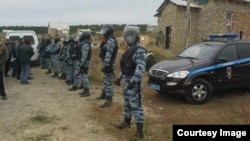 Российские силовики во время обыска в Строгоновке под Симферополем, архивное фото