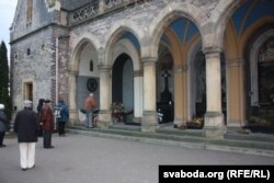 Пасьля пахаваньня праху ў першай палове дня да грабніцы цэлы дзень людзі нясуць кветкі і сьвечкі