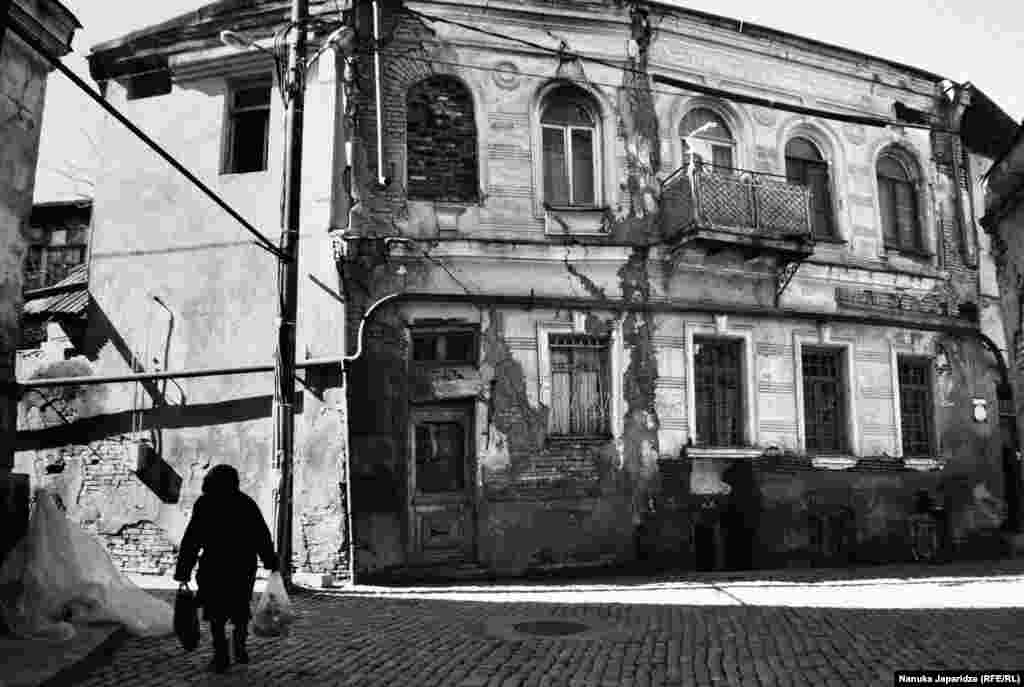 Нанука Джапаридзе говорит, что пыталась уловить хоть один счастливый момент в старой части Тбилиси. «Но эта фотография выглядит меланхолично. Солнечной погоды было недостаточно, чтобы создать радость, которую я помню на улицах Тбилиси. Сегодня на улицах немного людей, все они выглядят грустными. Во времена моего детства всё было наоборот: на улицах было много людей, а на их лицах – счастье».