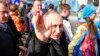Владимир Путиннің Сочи олимпиадасындағы Ресей ұлттық құрамасымен бірге жүрген суреті. 5 ақпан 2014 жыл.