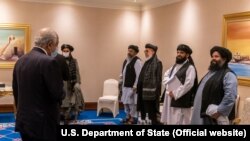Zalmaj Halilzad (levot) u Dohi sa talibanskim liderima, novembar 2020.