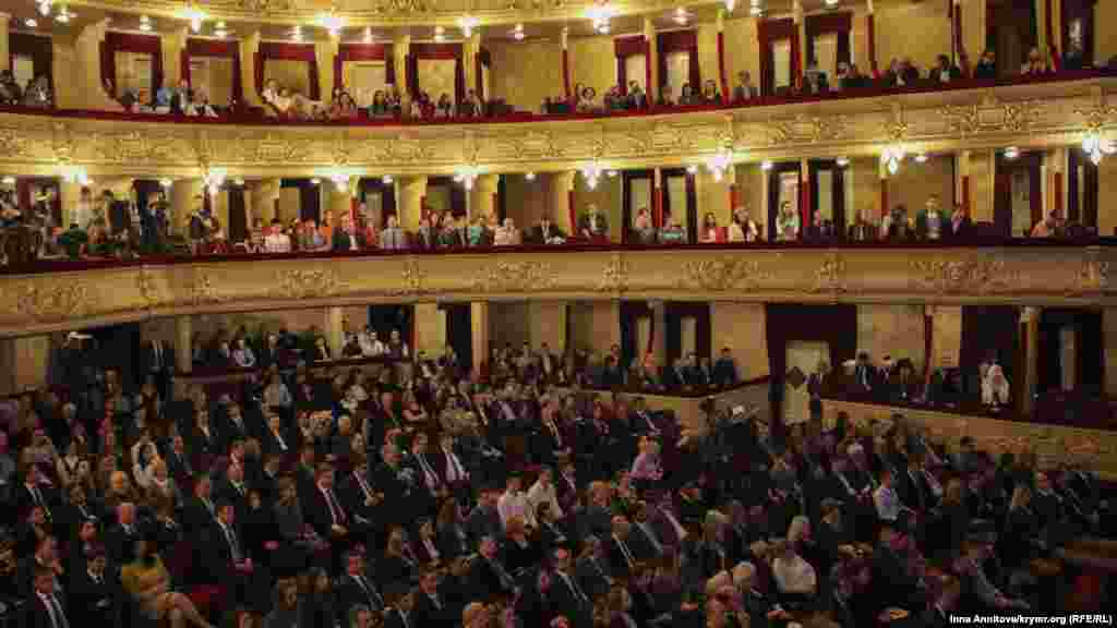 В опере собрались главы украинского государства, лидеры крымских татар, общественные и политические лидеры, главы дипломатических миссий иностранных государств в Украине, представительств международных организаций, культурные и научные деятели, руководители религиозных организаций. Среди гостей супруга президента Украины Марина Порошенко и победитель «Евровидения-2017» Джамала