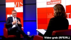 Nenad Rašić tokom intervjua za Radio Slobodna Evropa u Prištini.
