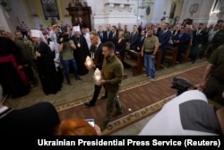 Ukrajinski predsjednik Volodimir Zelenski (desno) i tadašnji poljski predsjednik Andrzej Duda odaju počast žrtvama ubistava na Volinji u Lucku, Ukrajina, u julu 2023. godine.