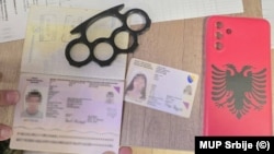 U saopštenju MUP Srbije se navodi da je kod M.S. pronađen je metalni bokser i maska za telefon sa simbolima zastave Albanije.