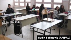 Učenici u polupraznoj učionici u Konjević Polju