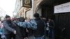 Молдова азаматтары Мәскеудегі Молдова елшілігі ғимаратында дауыс беруге кезекте тұр. Мәскеу, 30 қараша 2014 жыл. 