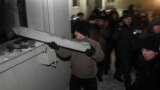 Меркавана, Уладзімер Кондрусь біе шкло Дома ўраду падчас акцыі пратэсту на плошчы Незалежнасьці пасьля прэзыдэнцкіх выбараў 2010 году