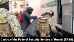 Сотрудники ФСБ задерживают крымчанина после обыска, архивное фото