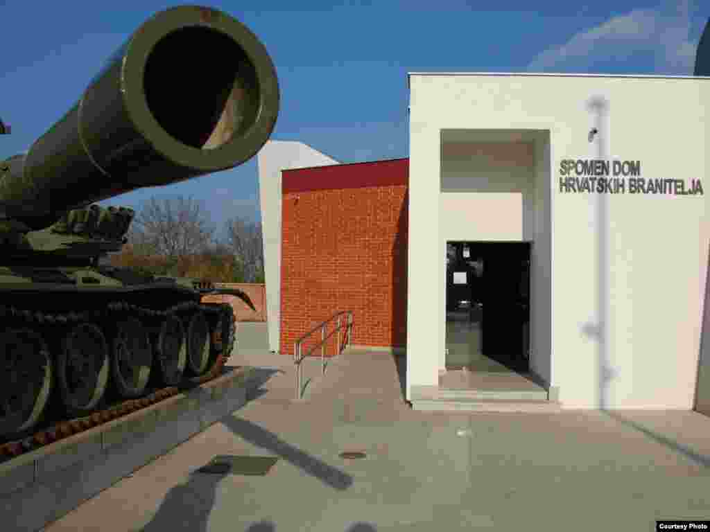 U organizaciji Građanske akcije Pančevo, mladi iz Srbije posetili su Vukovar i obišli spomen obeležja povodom 20 godina pada od tog grada, 17.11.2011. Foto: Vladimir Dimitrić