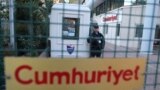Ілюстрацыйнае фота. Узброены супрацоўнік службы бясьпекі на варце ля галоўнага офісу штодзённай газэты Cumhuriyet («Рэспубліка»), галоўны рэдактар і журналісты якой былі нядаўна арыштаваныя. Стамбул, 31 кастрычніка 2016 году 