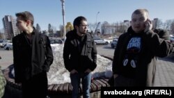 Падтрымаць Паўла прыйшоў і Сяргей Казакоў (зьлева)