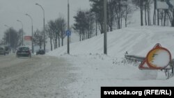У сувязі з дрэннымі ўмовамі надвор'я ўведзена абмежаваньне на менскай кальцавой дарозе 50-70 км, але з-за сьнегу гэтыя знакі сталі нябачынымі