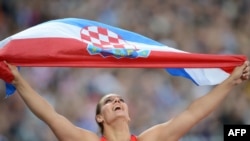 Sandra Perković slavi zlatnu medalju na OI u Londonu, kolovoz 2012.
