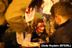 Policija tuče demonstranta koji sjedi na ulici u Minsku tokom prvog postizbornog protesta u noći između 9. i 10. avgusta